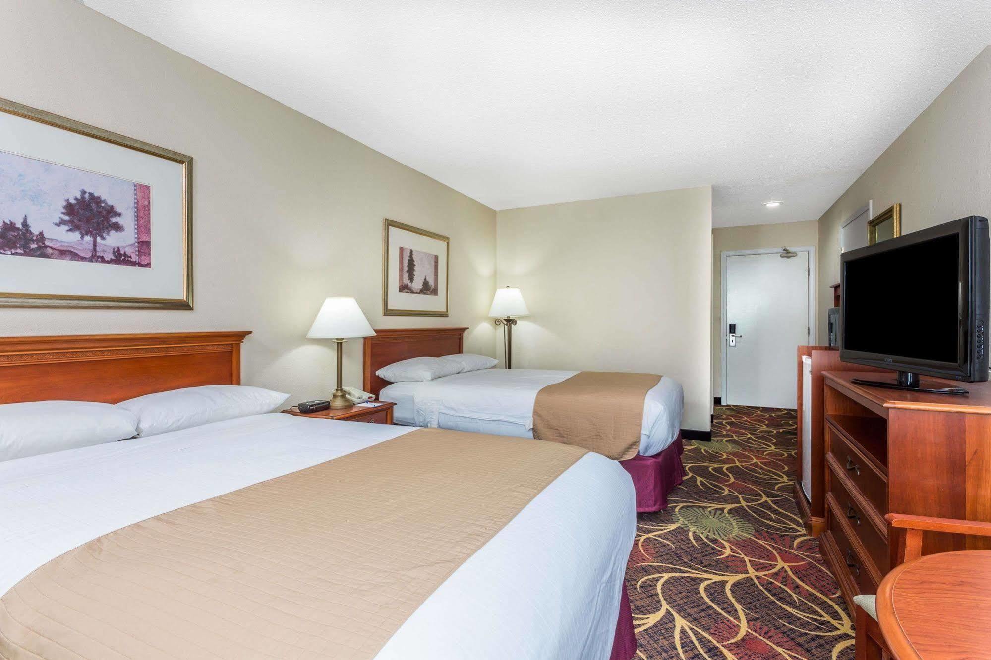Hotel Baymont By Wyndham Cornelia Exterior foto