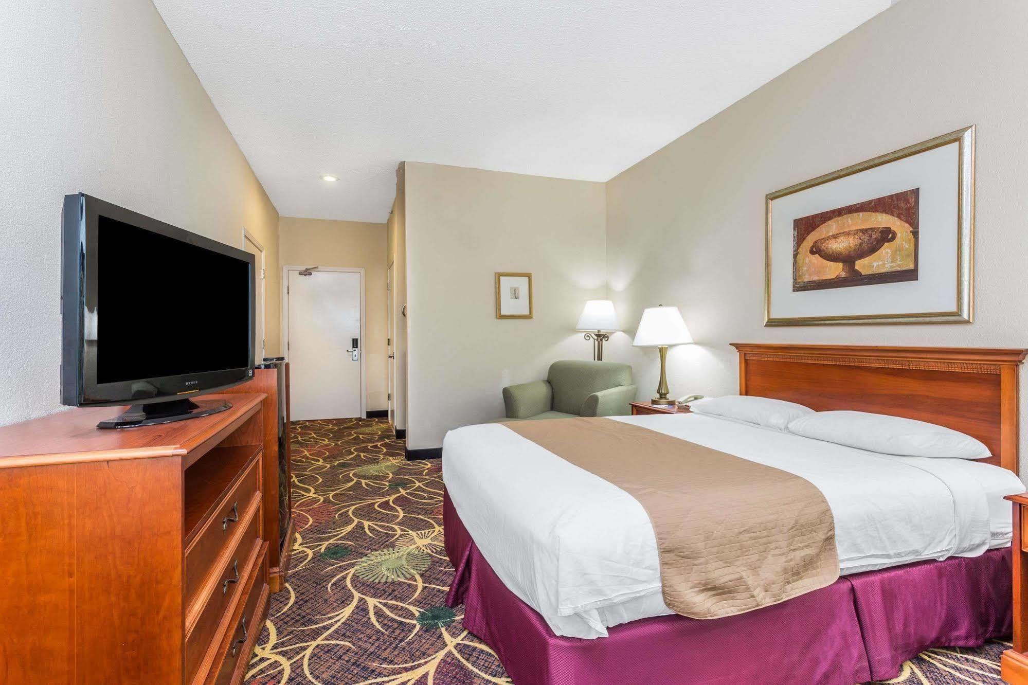 Hotel Baymont By Wyndham Cornelia Exterior foto