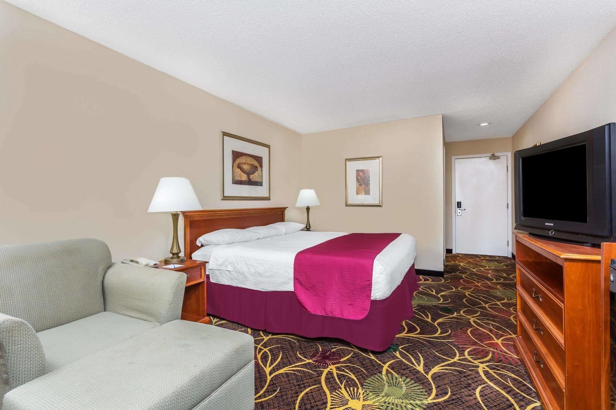 Hotel Baymont By Wyndham Cornelia Exterior foto